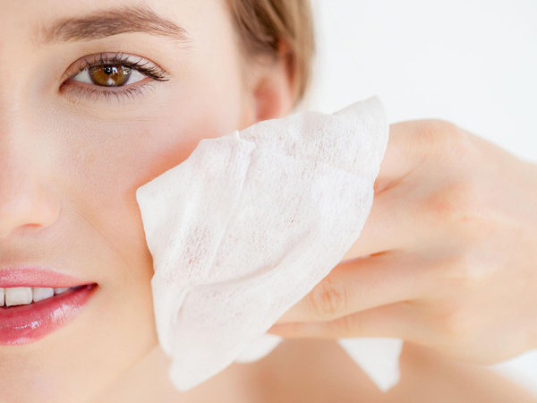 Cần tẩy trang trước khi rửa mặt để tránh xuất hiện mụn viêm dưới da